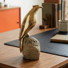 Hoogglanzende Art Deco vogel op een rots
